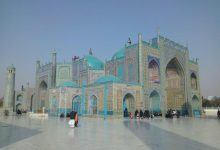 مسجد کبود مزار شریف، مقبره منسوب به امام علی (ع)