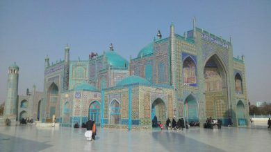 مسجد کبود مزار شریف، مقبره منسوب به امام علی (ع)